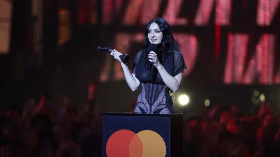 Charli XCX en los Brit Awardsmedicin