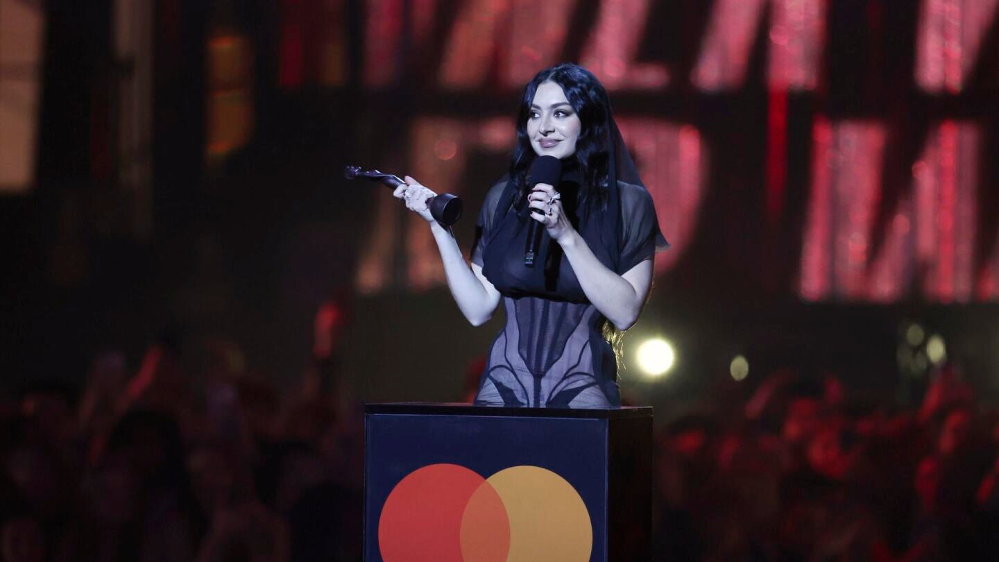 Charli XCX en los Brit Awardsmedicin