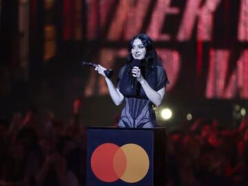 Charli XCX en los Brit Awardsmedicin