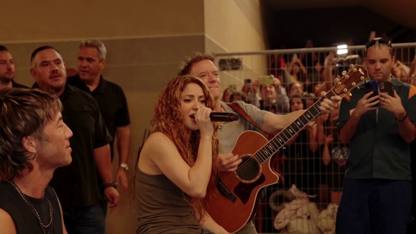 Shakira cantando en la puerta de su hotel