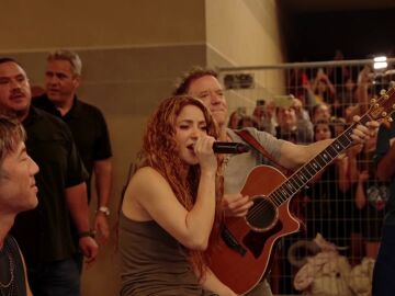 Shakira cantando en la puerta de su hotel