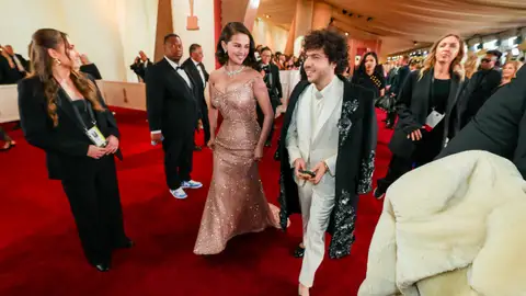 Selena Gomez y Benny Blanco en los Oscar Selena Gomez y Benny Blanco en los Oscar