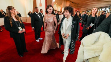 Todo el mundo se sorprende en los Oscar con la altura del prometido de Selena Gomez al que confundieron con Bad Bunny
