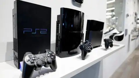 La consola PlayStation 2 en la sala de exposiciones de la sede central de Sony en Tokio La consola PlayStation 2 en la sala de exposiciones de la sede central de Sony en Tokio