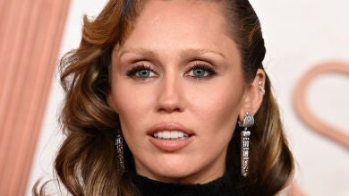 Miley Cyrus anuncia la fecha de su nuevo álbum Something Beautiful y revela su impactante portada