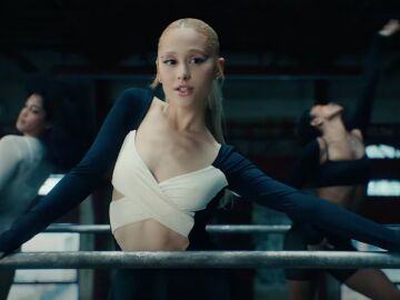 Ariana Grande en el videoclip de yes, and?