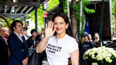 Rosalía llega a su hotel en Nueva York antes de la Met Gala 2025 y su outfit se ha vuelto viral 