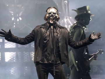  Tobias Forge como Papa V Perpetua durante un concierto de Ghost en 2025