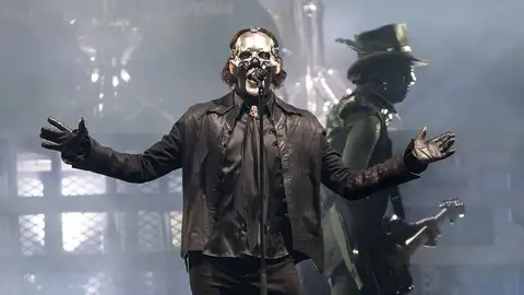 Tobias Forge como Papa V Perpetua durante un concierto de Ghost en 2025 Tobias Forge como Papa V Perpetua durante un concierto de Ghost en 2025