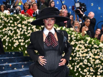 Rihanna, embarazada en la Met Gala 2025