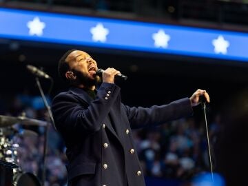 John Legend durante una actuaci&oacute;n