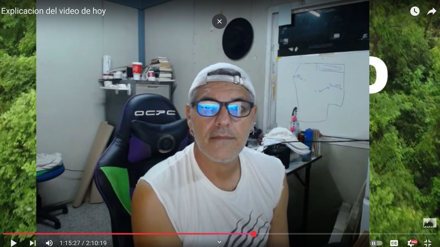 Frank Cuesta en un directo de YouTube