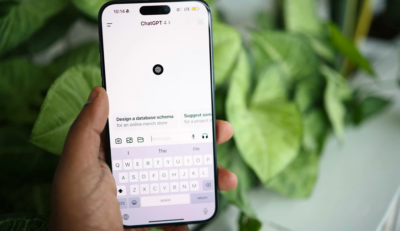 Imagen de un móvil usando ChatGPT