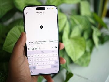 Imagen de un m&oacute;vil usando ChatGPT