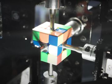 Una m&aacute;quina bate el r&eacute;cord mundial al resolver el cubo de Rubik