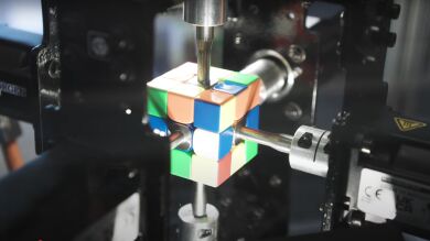 Una máquina bate el récord mundial al resolver el cubo de Rubik en solo 0,103 segundos