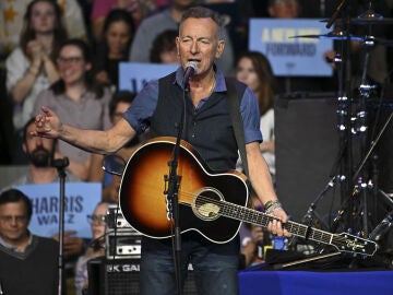Bruce Springsteen durante un acto electoral de Kamala Harris