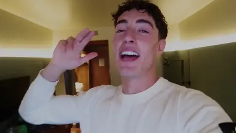 Plex lanza un claro guiño a Aitana en su último vídeo Plex lanza un claro guiño a Aitana en su último vídeo