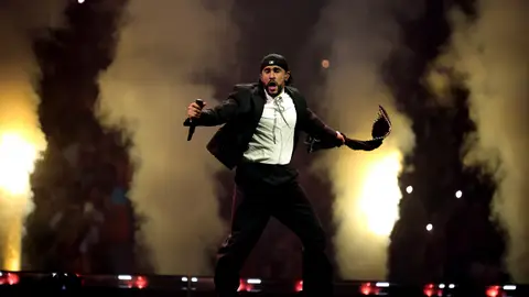 Bad Bunny durante un concierto en 2024 Bad Bunny durante un concierto en 2024