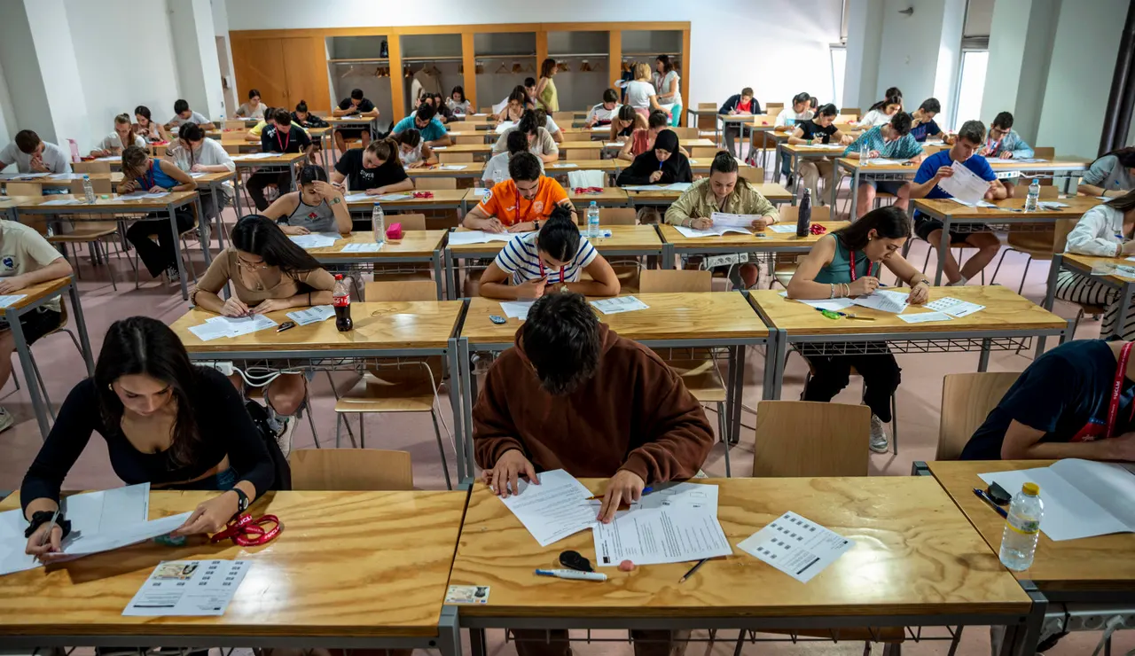 Imagen de archivo de varios estudiantes durante los exámenes de la Prueba de Acceso a la Universidad (PAU)