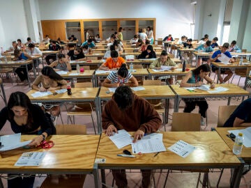Imagen de archivo de varios estudiantes durante los ex&aacute;menes de la Prueba de Acceso a la Universidad (PAU)