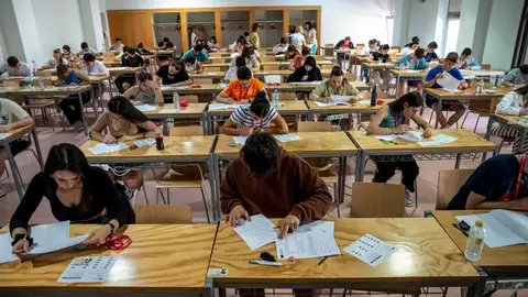 Imagen de archivo de varios estudiantes durante los exámenes de la Prueba de Acceso a la Universidad (PAU) Imagen de archivo de varios estudiantes durante los exámenes de la Prueba de Acceso a la Universidad (PAU)
