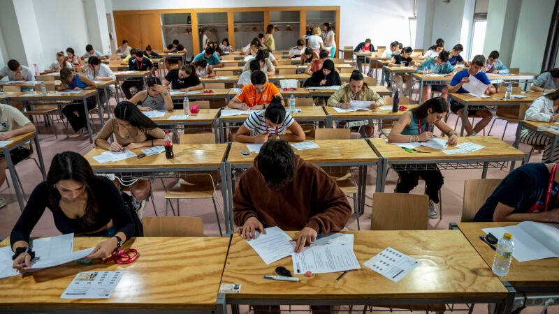 Diferencias entre EBAU, EvAU y PAU: qué significa exactamente cada tipo de Selectividad en España