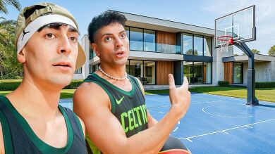 Coscu enseña a Nil Ojeda su colección de cartas Magic valorada en más de 500.000 dólares