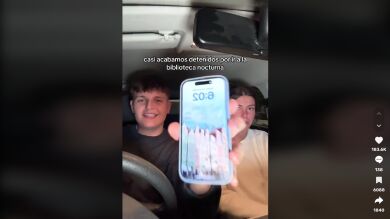 La surrealista experiencia de dos jóvenes en una biblioteca nocturna: 