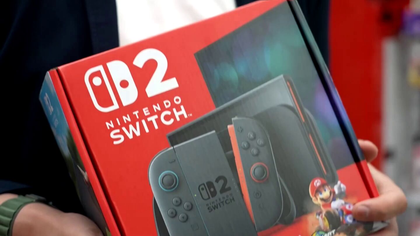 Un chico destroza una Nintendo Switch 2 nada m&aacute;s salir de la tienda y la gente no da cr&eacute;dito