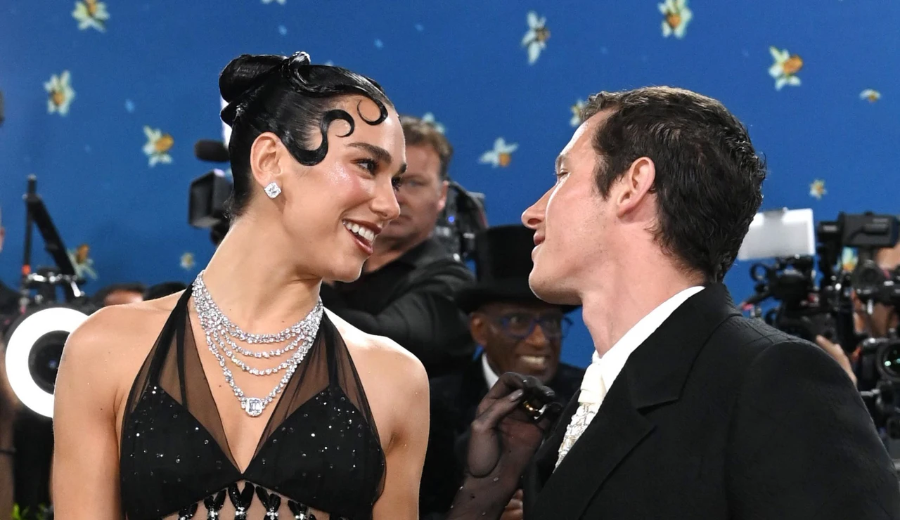 Dua Lipa y Callum Turner anuncian su compromiso