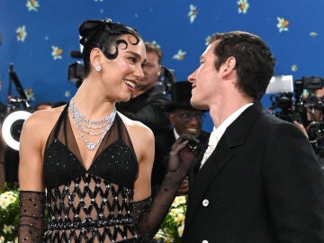 Dua Lipa y Callum Turner anuncian su compromiso