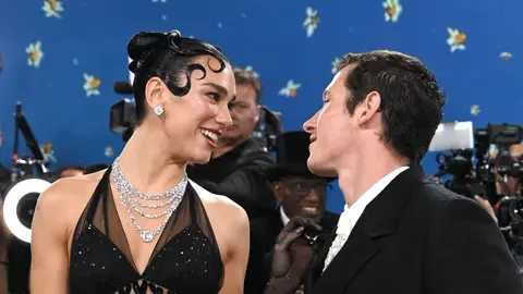 Dua Lipa y Callum Turner anuncian su compromiso Dua Lipa y Callum Turner anuncian su compromiso