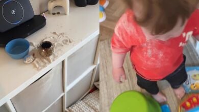 Una madre mortificada descubre a su hijo de un año comiéndose las cenizas de su abuelo