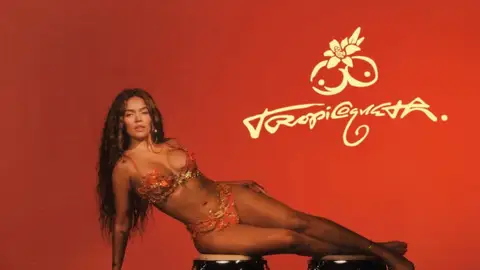 Portada de Tropicoquetaa de Karol G Portada de Tropicoquetaa de Karol G