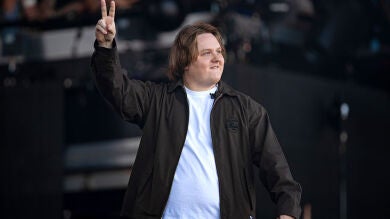 Lewis Capaldi vuelve de su parón y actúa por sorpresa en Glastonbury dos años después de su emotiva actuación 