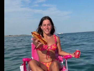Se mete en el mar con estas dos cosas