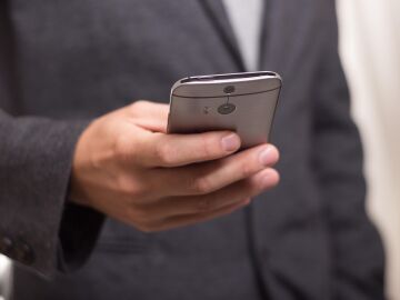 Imagen de un hombre mirando su smartphone