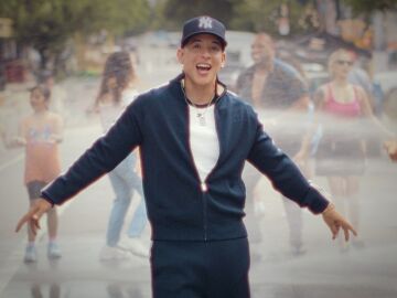 Miniatura del videoclip de Sonr&iacute;ele de Daddy Yankee