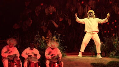 PETA denuncia que Bad Bunny sube gallinas a escenario de residencia musical en Puerto Rico