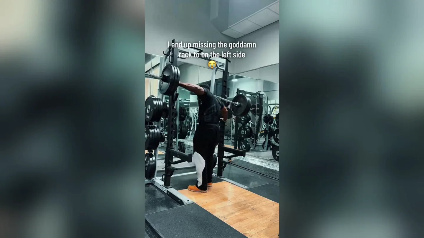 Un hombre se queda atrapado bajo una pesa de 140 kilos en un gimnasio y se lleva el susto de su vida Un hombre se queda atrapado bajo una pesa de 140 kilos en un gimnasio y se lleva el susto de su vida