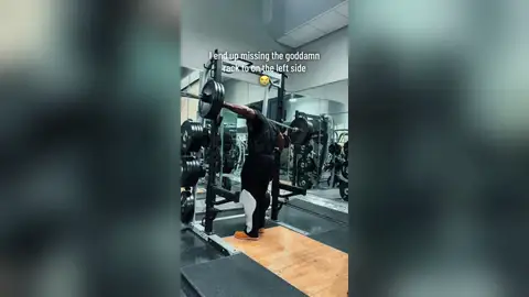 Un hombre se queda atrapado bajo una pesa de 140 kilos en un gimnasio y se lleva el susto de su vida Un hombre se queda atrapado bajo una pesa de 140 kilos en un gimnasio y se lleva el susto de su vida