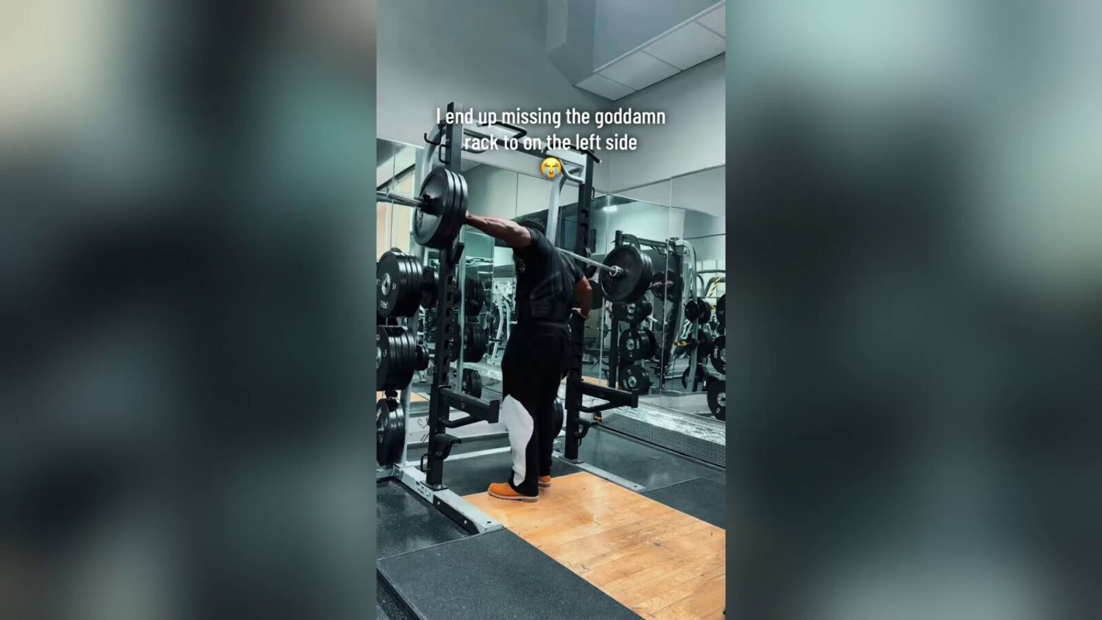 Un hombre se queda atrapado bajo una pesa de 140 kilos en un gimnasio y se lleva el susto de su vida