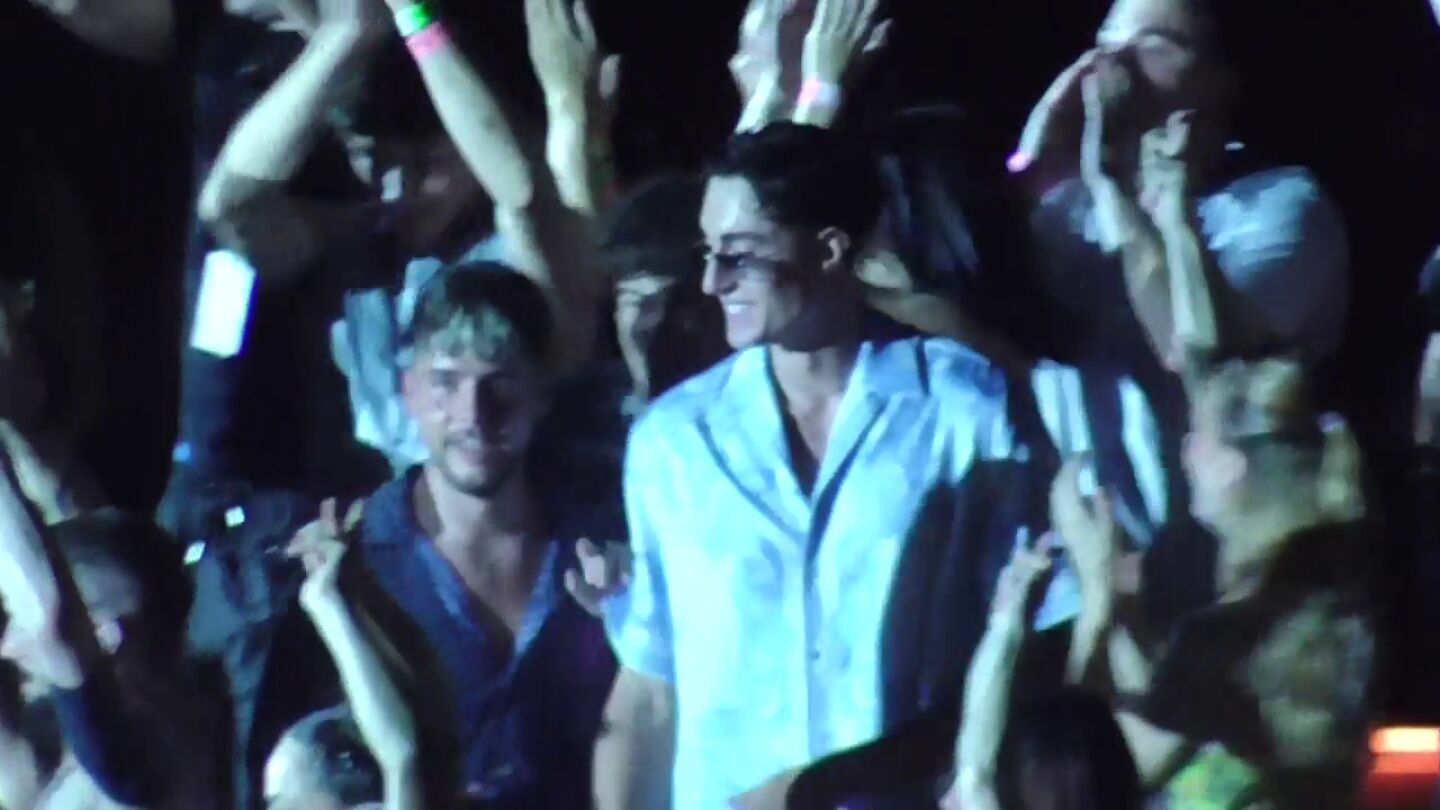 Plex bailando en el concierto de Aitana