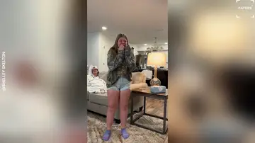 Una niña llora de alegría al recibir su primer cachorro Una niña llora de alegría al recibir su primer cachorro