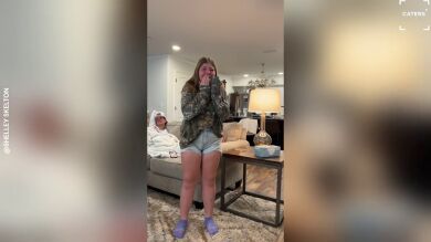 Una niña llora de alegría al recibir su primer cachorro