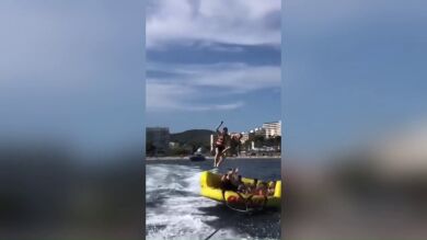 El impactante vídeo de unos amigos saltando por los aires en un hinchable arrastrado a toda velocidad por una lancha
