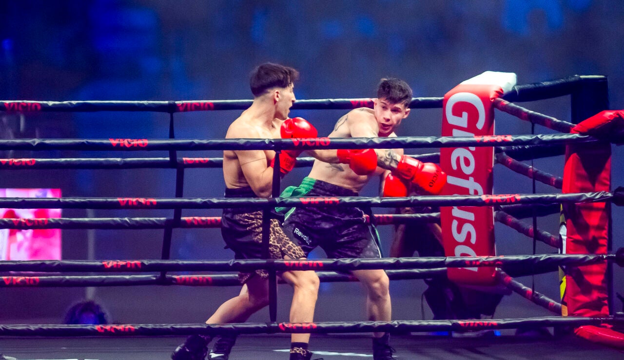 Viruzz y Mazza durante su combate en La Velada del A&ntilde;o V