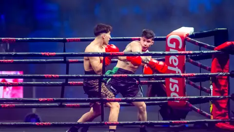 Viruzz y Mazza durante su combate en La Velada del Año V Viruzz y Mazza durante su combate en La Velada del Año V