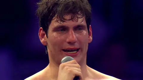 Gaspi llorando tras su combate en La Velada V Gaspi llorando tras su combate en La Velada V